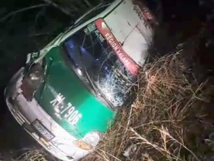 Vuelca taxi en  la carretera Xalapa- Alto Lucero; conductor huye