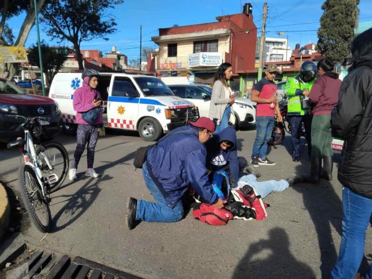 Motociclista choca contra taxi en avenida de Xalapa