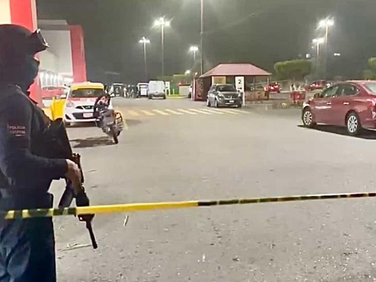 Asesinato en Poza Rica: ultiman a hombre en estacionamiento de centro comercial