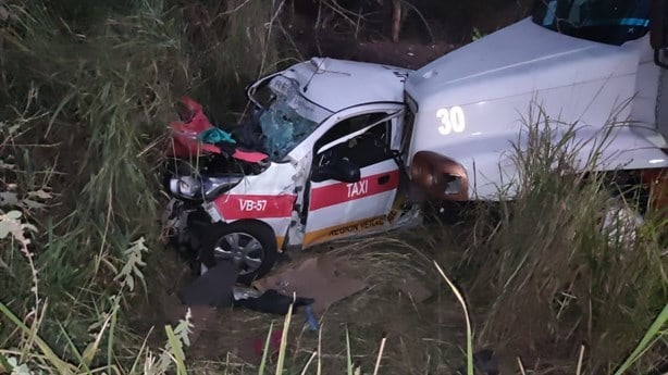 Tráiler embiste a un taxi de Veracruz