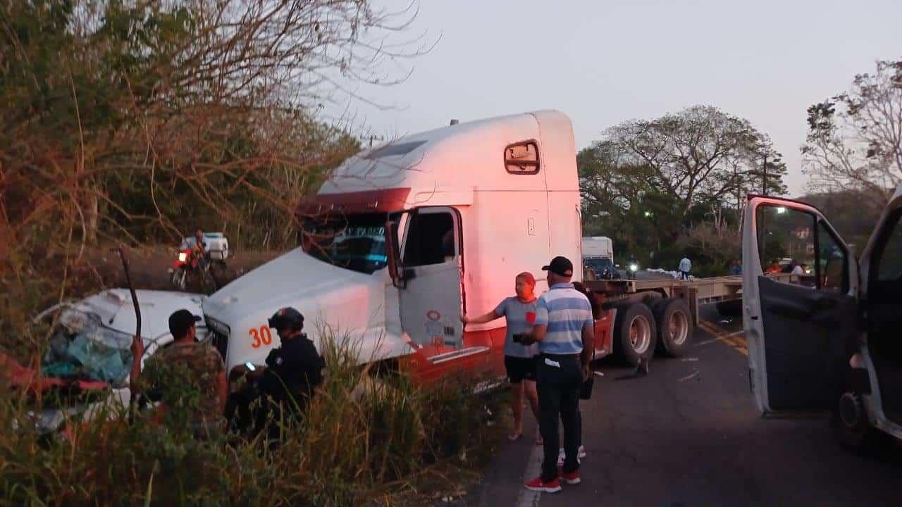 Tráiler embiste a un taxi de Veracruz