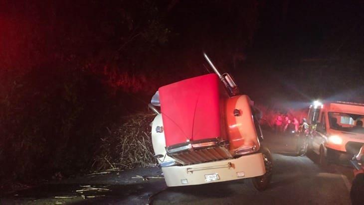 Volcadura de tráiler deja un lesionado en la carretera Córdoba-Orizaba
