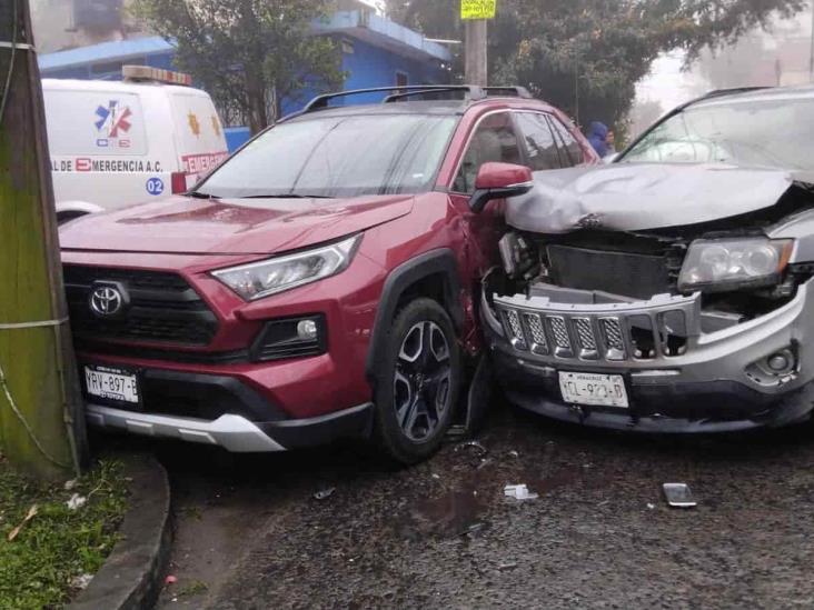 Dos lesionados en choque de camionetas en colonia de Xalapa