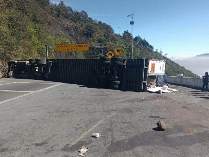 Vuelca tráiler en la autopista Puebla-Orizaba