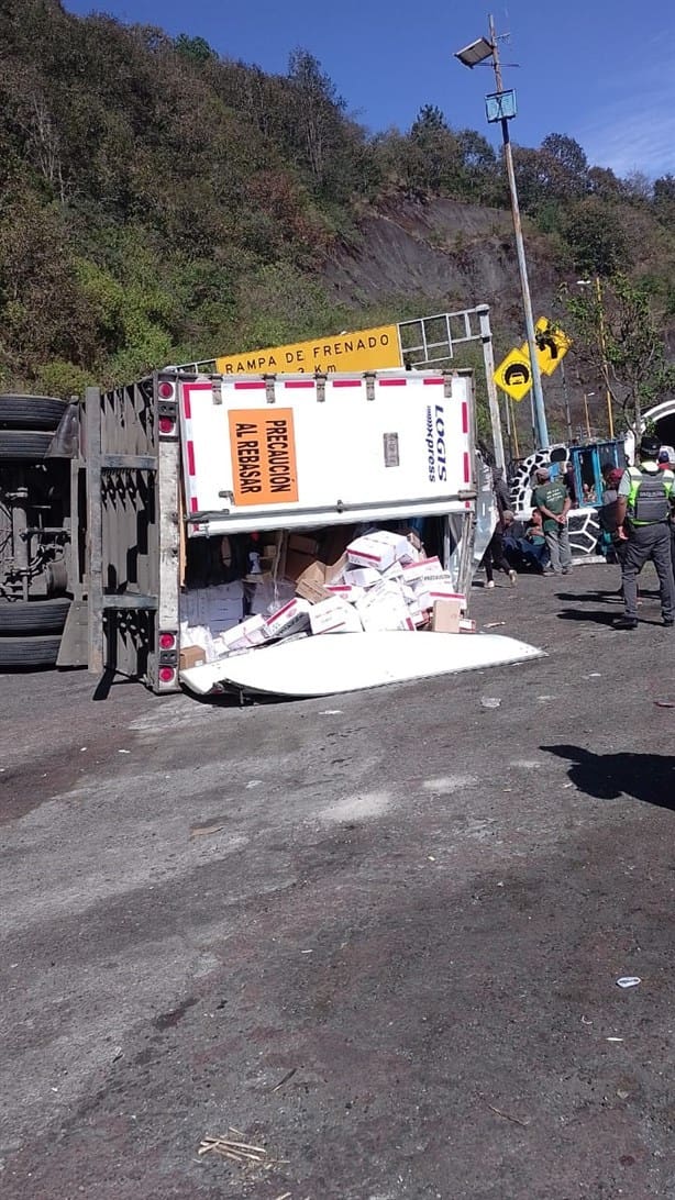 Vuelca tráiler en la autopista Puebla-Orizaba