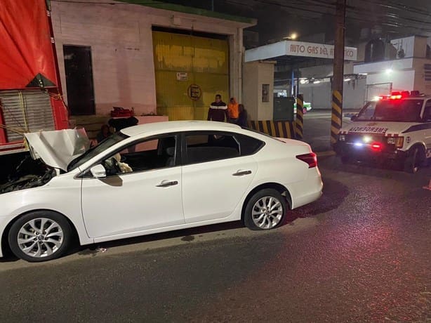 Conductora choca contra camioneta en lateral del puente Macuiltépetl, en Xalapa