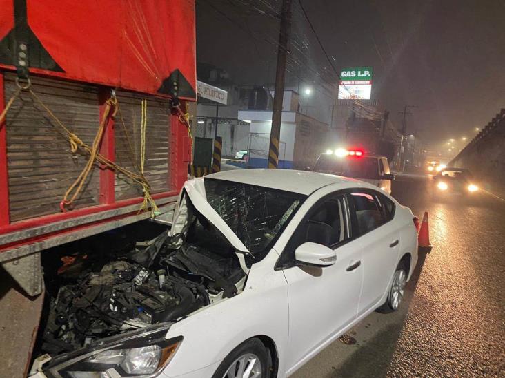 Conductora choca contra camioneta en lateral del puente Macuiltépetl, en Xalapa