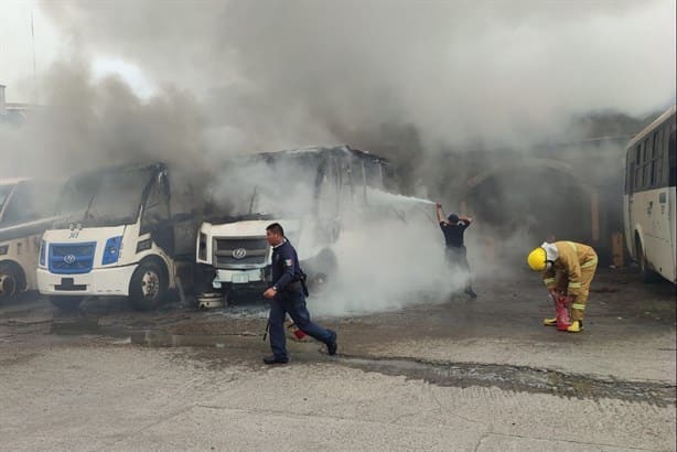 Se registra incendio en terminal de autobuses de Papantla; fuego arrasa con camiones