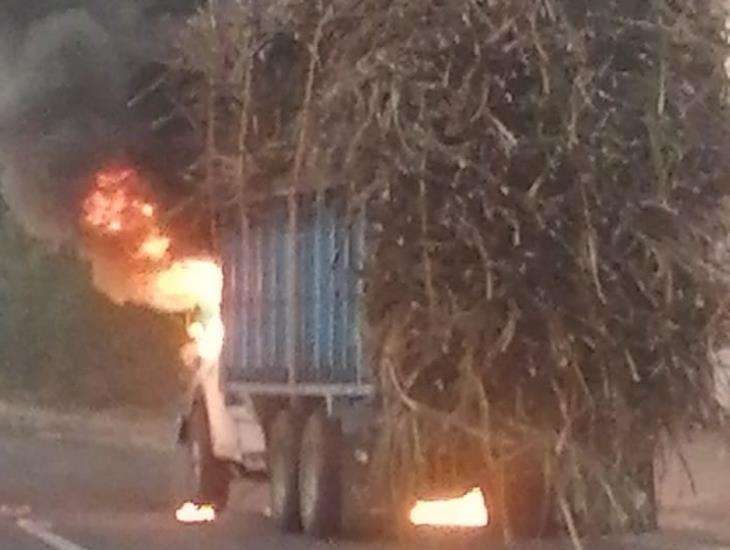 Se incendia camión cañero en Úrsulo Galván