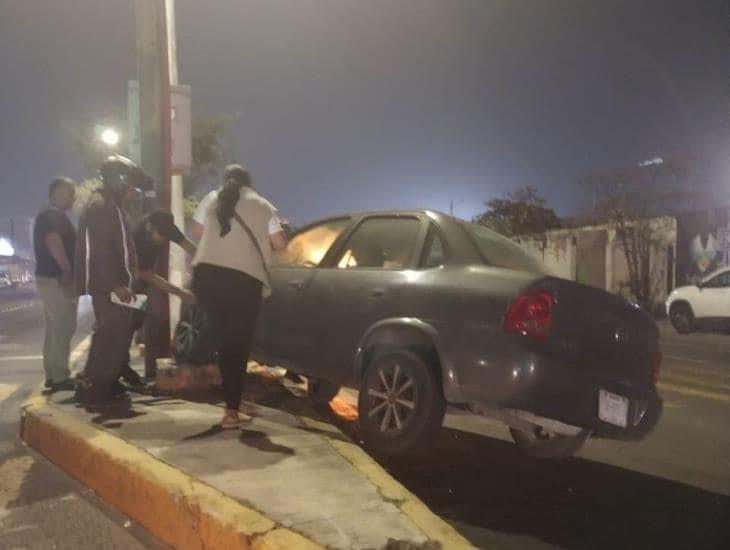 Conductora de automóvil en Veracruz pierde el control y termina en camellón
