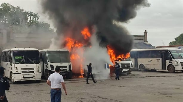 Se registra incendio en terminal de autobuses de Papantla; fuego arrasa con camiones