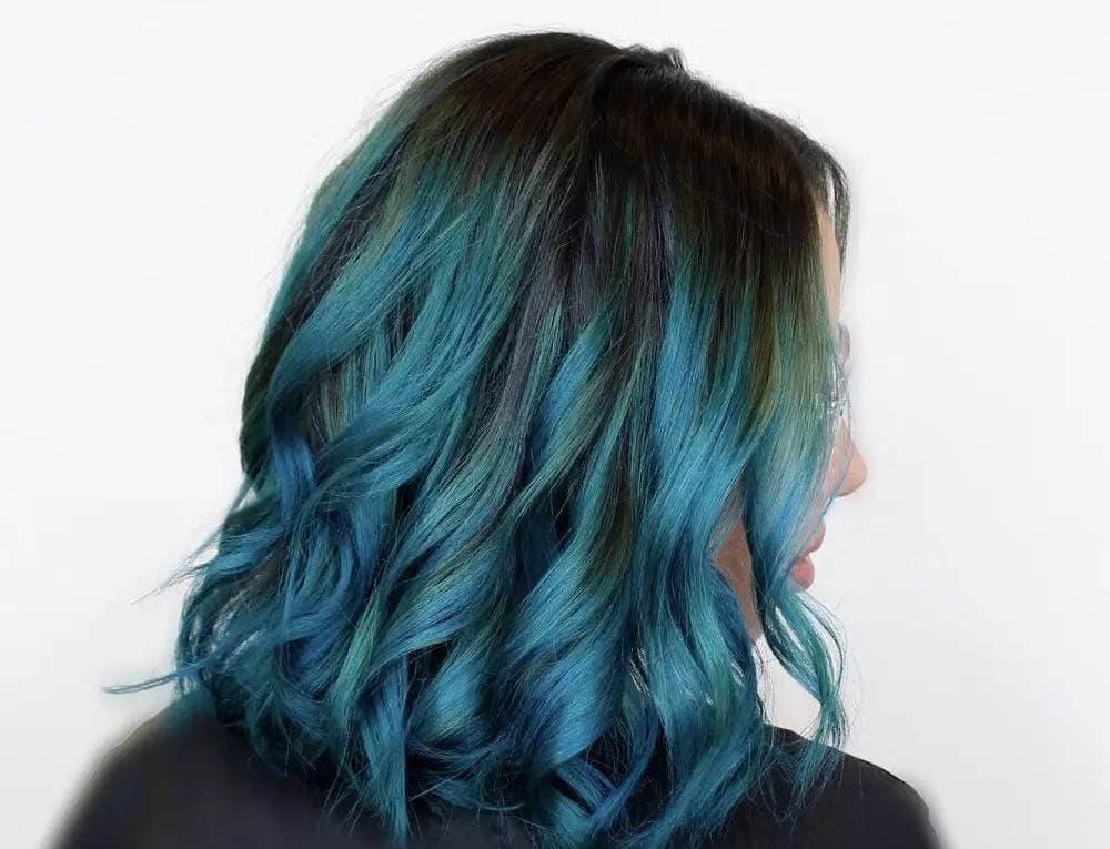 Alumna gana amparo para poder asistir a clases con el cabello teñido de azul