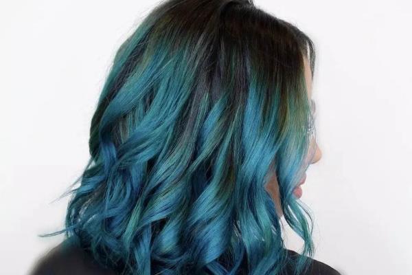 Alumna gana amparo para poder asistir a clases con el cabello teñido de azul