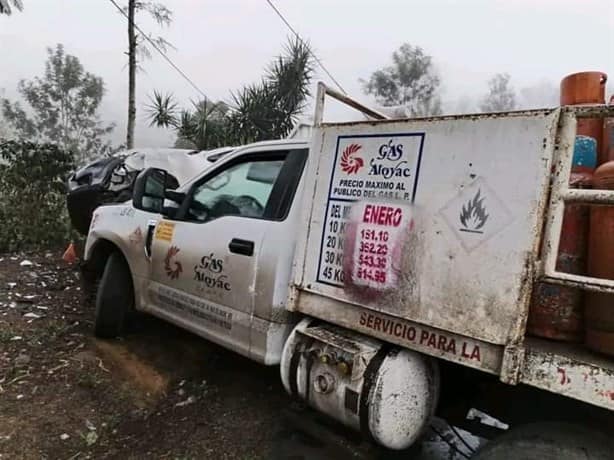Unidad repartidora de gas impactó con una camioneta particular en Huatusco