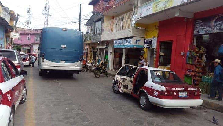 En accidente vial, autobús se lleva la puerta trasera de un taxi en Misantla