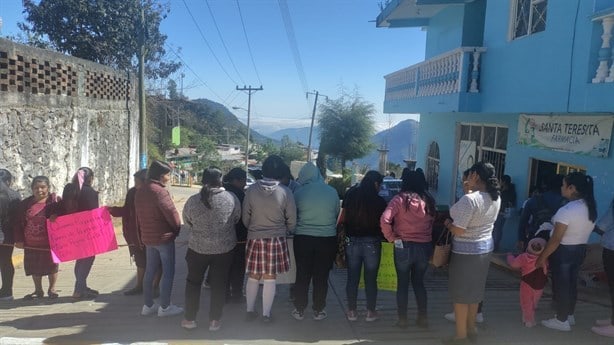 Con bloqueo, pobladores de Texhuacan denuncian falta de agua potable