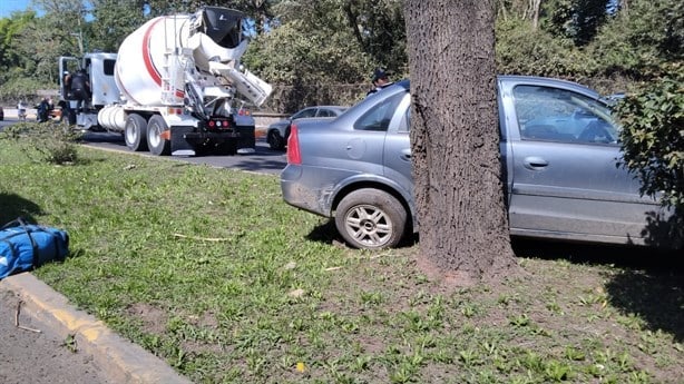 Conductor termina sobre el camellón de Lázaro Cárdenas, en Xalapa