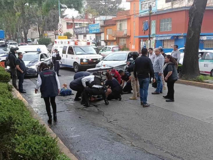 Auto impacta a mujer en avenida Américas, en Xalapa