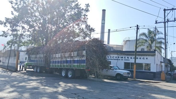 Trabajadores del ingenio El Carmen, en Ixtaczoquitlán, se manifiestan por falta de pago