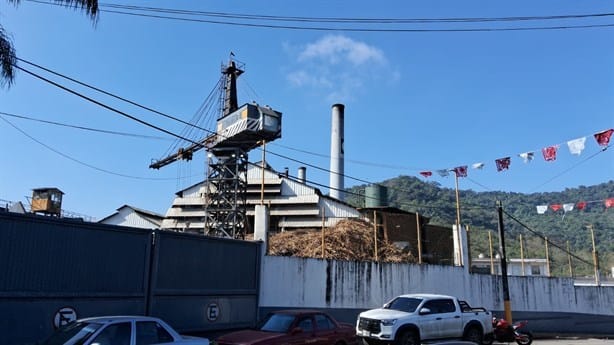 Trabajadores del ingenio El Carmen, en Ixtaczoquitlán, se manifiestan por falta de pago