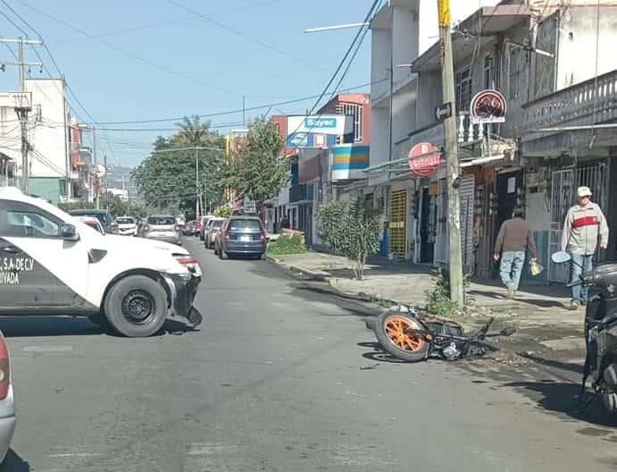 Motociclista es arrollado por camioneta de valores en Xalapa