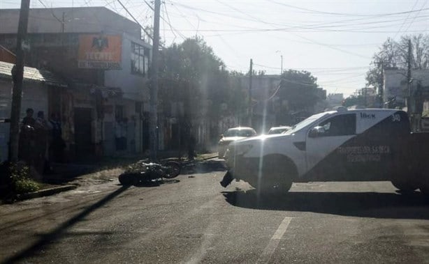 Motociclista es arrollado por camioneta de valores en Xalapa