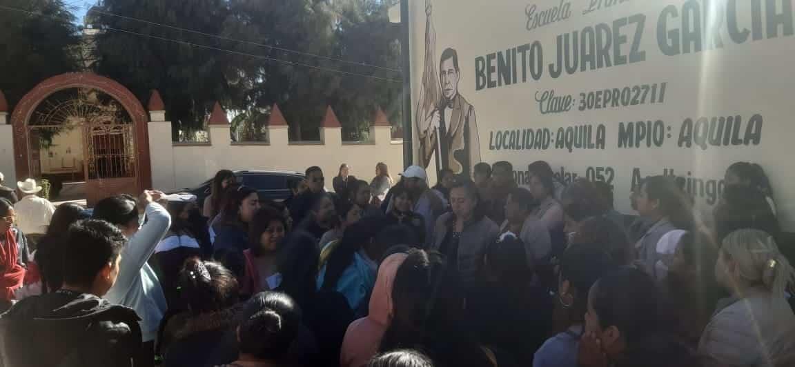 Toman escuela en Aquila; no quieren a la directora