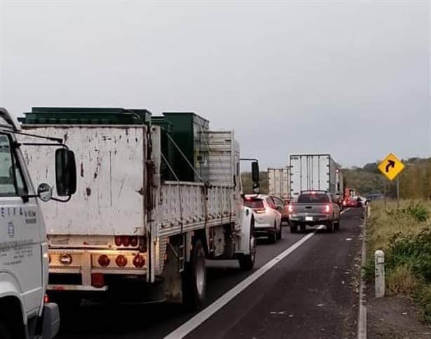 Tráfico lento en la carretera Veracruz-Cardel por volcadura de tráiler