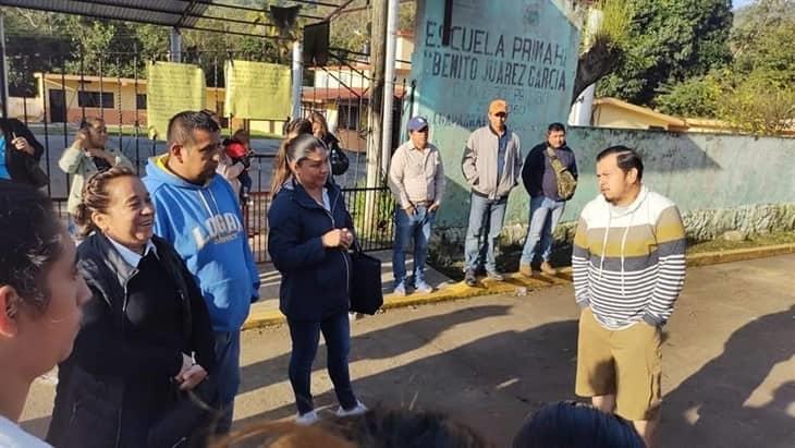 Toman la Primaria Benito Juárez en Juchique; llevan 3 años sin intendente