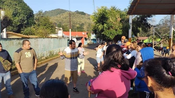 Toman la Primaria Benito Juárez en Juchique; llevan 3 años sin intendente