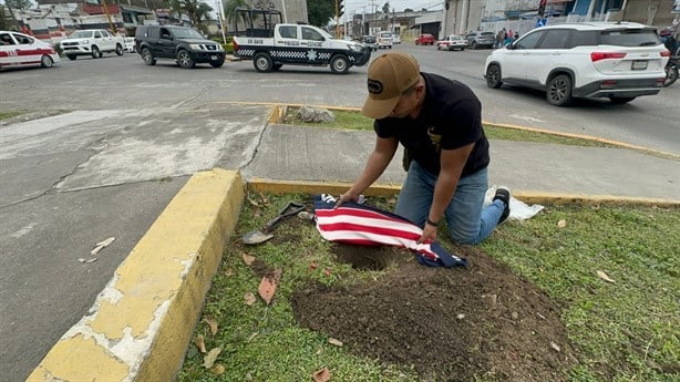 Joven le dio una despedida digna a un gatito en Poza Rica; ¿harías lo mismo?