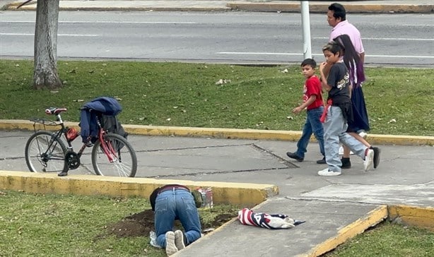 Joven le dio una despedida digna a un gatito en Poza Rica; ¿harías lo mismo?