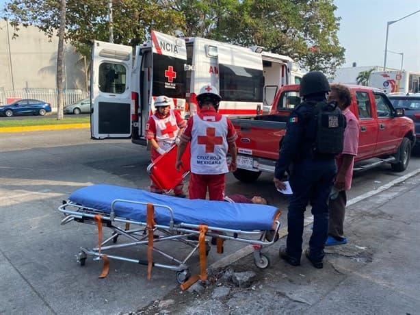 Hospitalizan a mujer; cayó de camión urbano en Veracruz cuando descendía