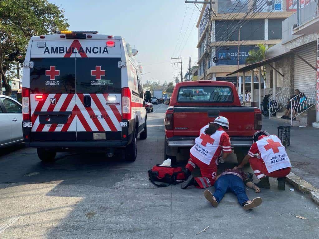Hospitalizan a mujer; cayó de camión urbano en Veracruz cuando descendía