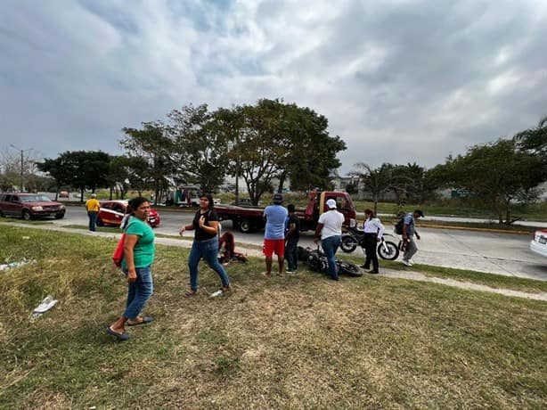 Taxista impacta a pareja de motociclistas en Lagos de Puente Moreno, en Medellín