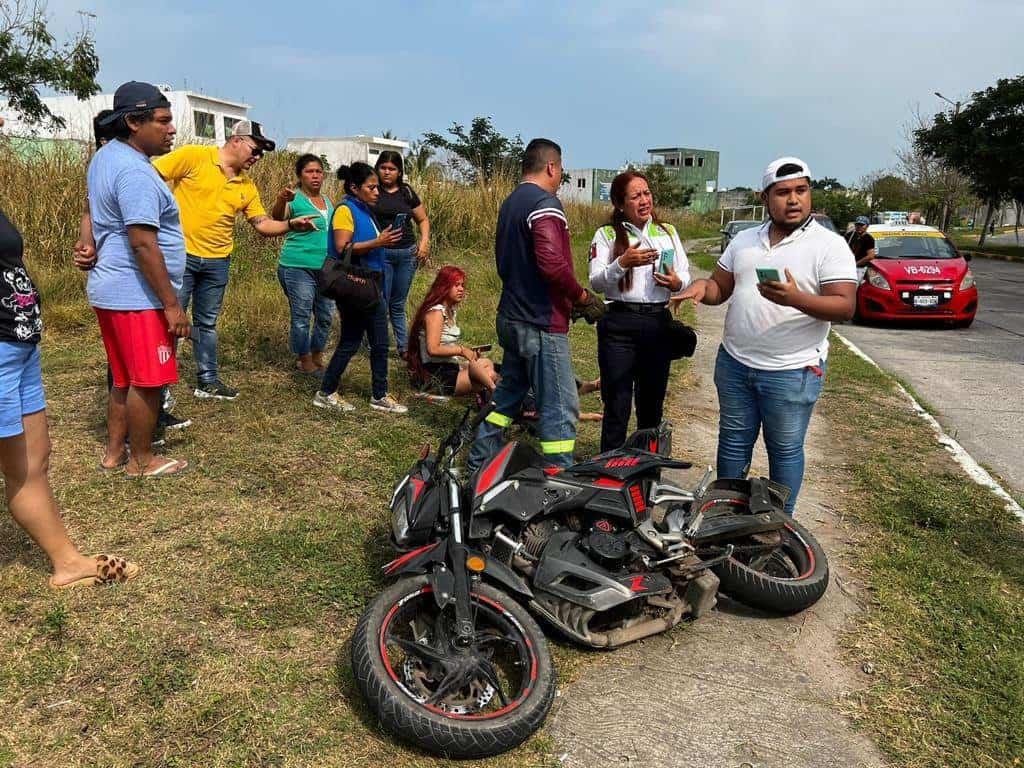 Taxista impacta a pareja de motociclistas en Lagos de Puente Moreno, en Medellín