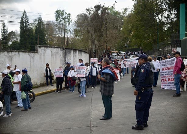 Maniobristas enardecidos bloquean IMSS de Xalapa; exigen pago de pensiones