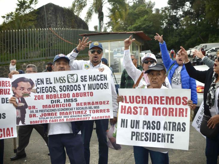 Maniobristas enardecidos bloquean IMSS de Xalapa; exigen pago de pensiones