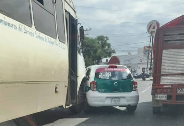 Autobús choca contra taxi en avenida de Xalapa