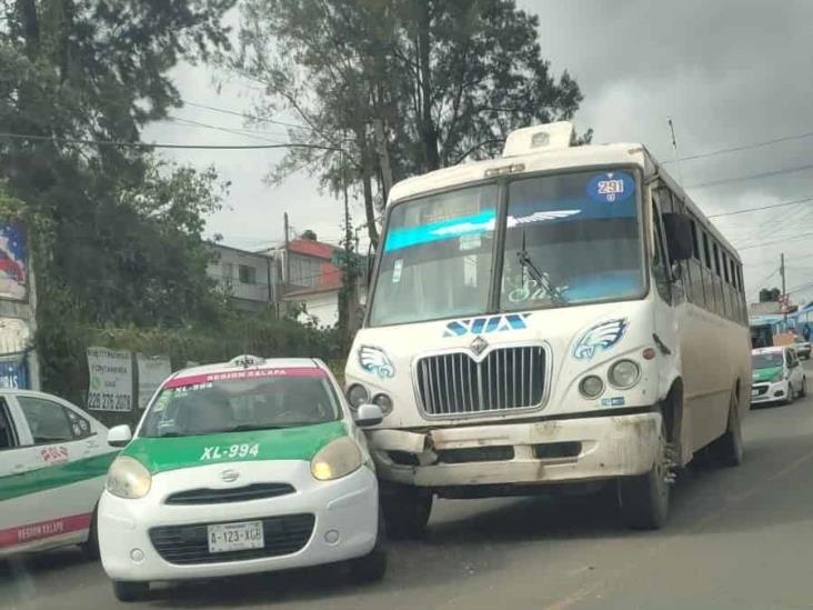 Autobús choca contra taxi en avenida de Xalapa