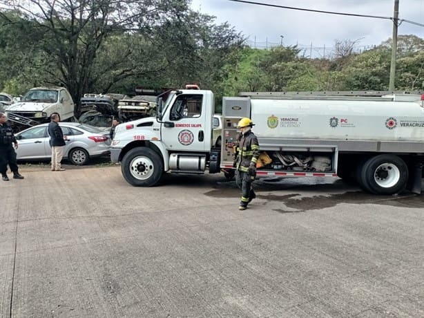 En Xalapa 2000, se incendia casa vecina a corralón de autos de Fiscalía