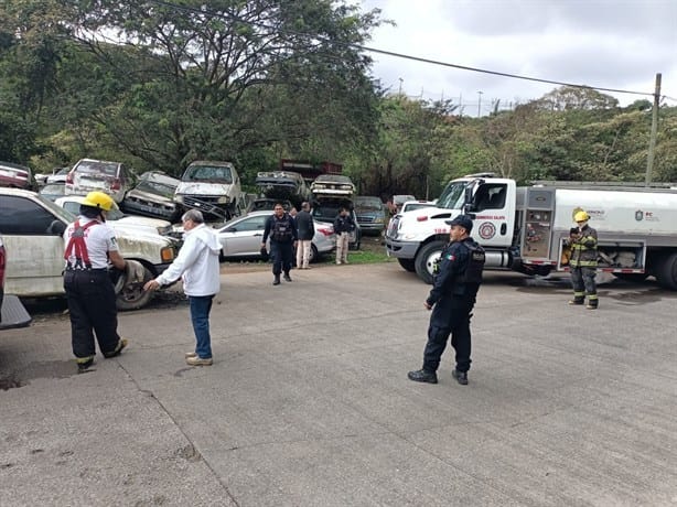 En Xalapa 2000, se incendia casa vecina a corralón de autos de Fiscalía