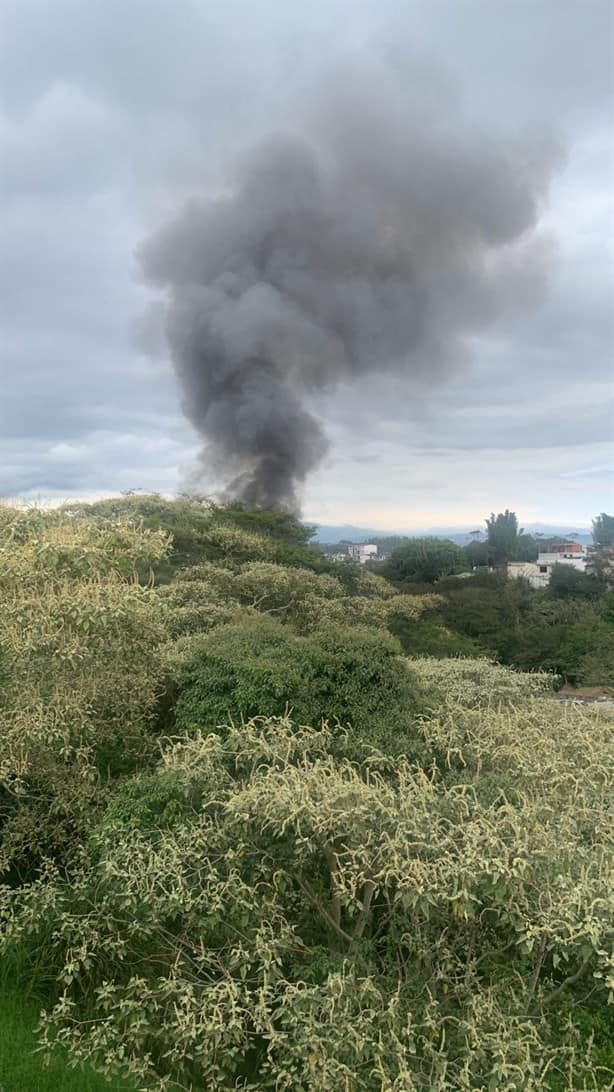 En Xalapa 2000, se incendia casa vecina a corralón de autos de Fiscalía