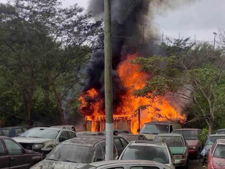 En Xalapa 2000, se incendia casa vecina a corralón de autos de Fiscalía