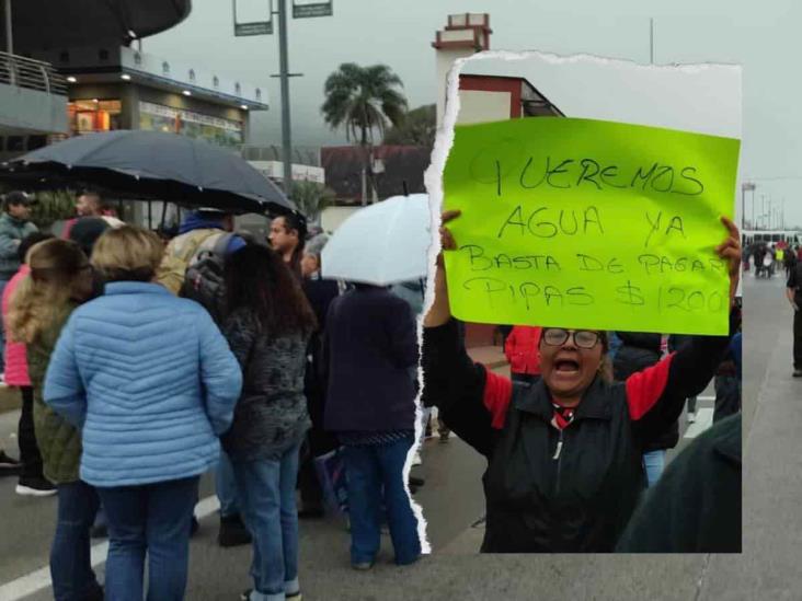 Cierran calles de Río Blanco; ciudadanos exigen agua potable