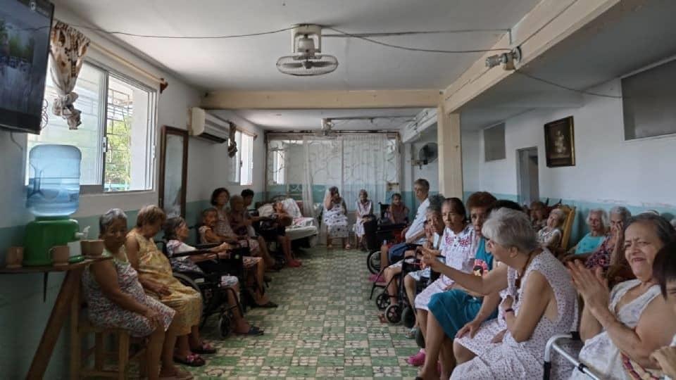 Abuelitos del asilo Cogra en Veracruz, vulnerables a las bajas temperaturas
