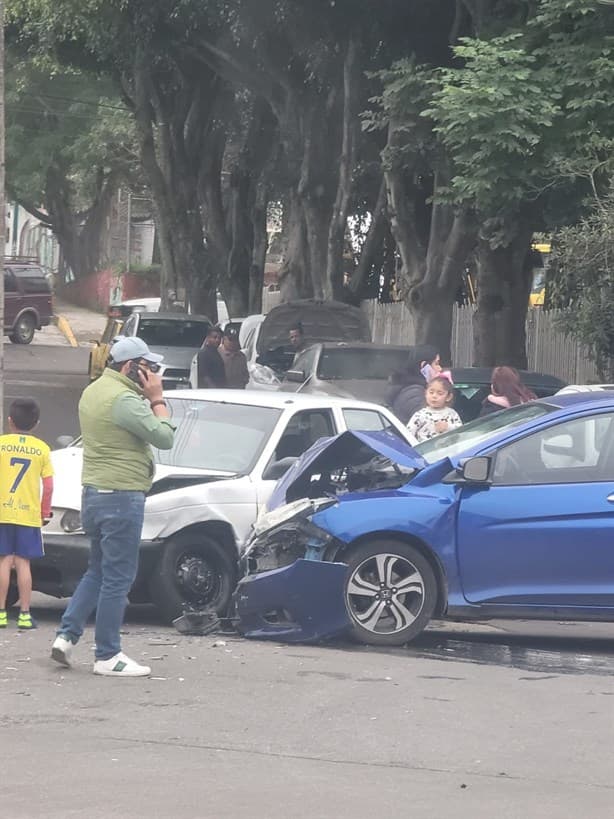 Choque en la colonia Ferrocarrilera, de Xalapa, deja dos personas lesionadas