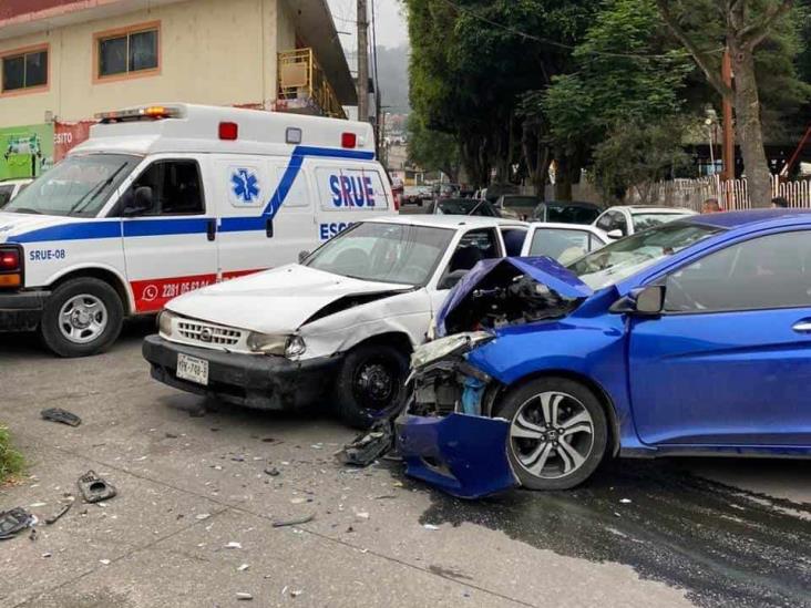 Choque en la colonia Ferrocarrilera, de Xalapa, deja dos personas lesionadas