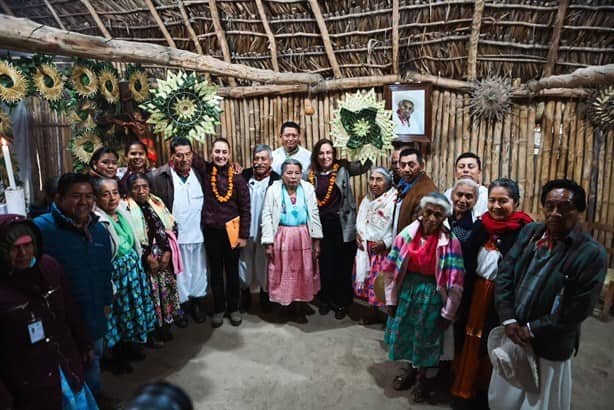 Abuelos totonacos bendicen a Claudia Sheinbaum durante visita en Papantla