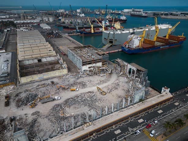 Así avanza la demolición de antiguas bodegas del puerto de Veracruz | FOTOS